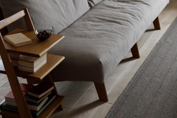 圧迫感のないアームレスデザイン