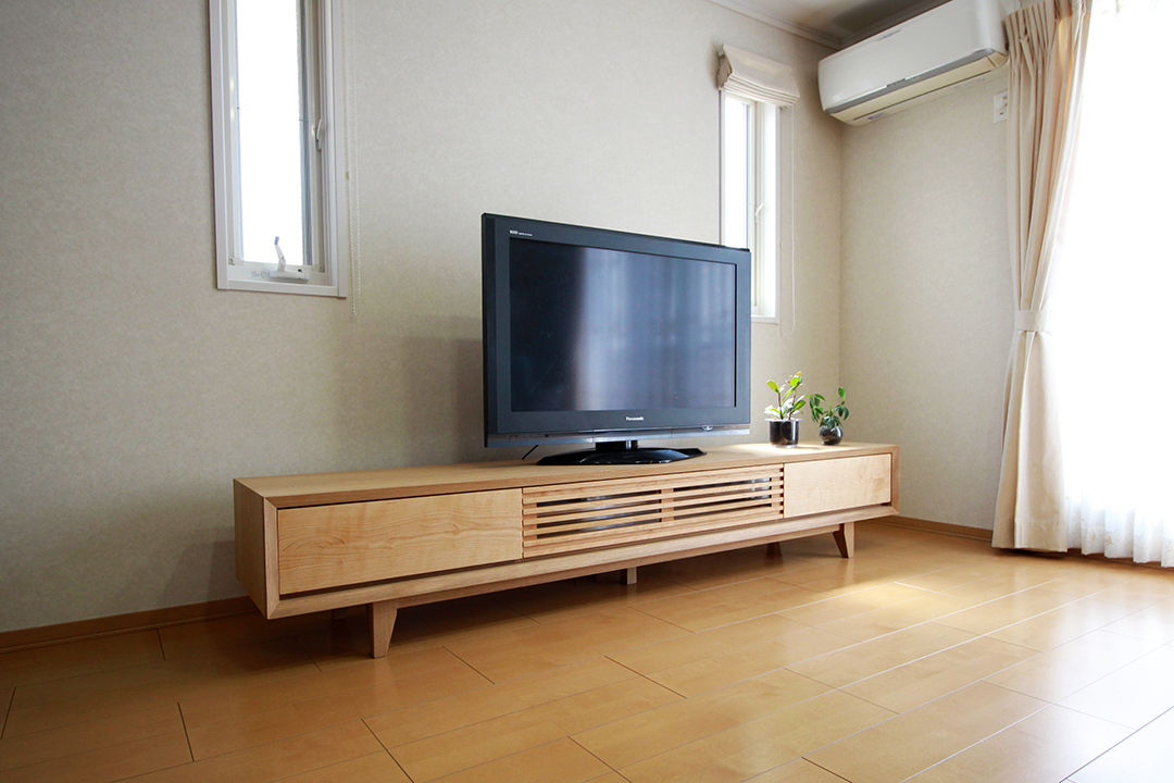 W2,400mm、カスタムテレビボード