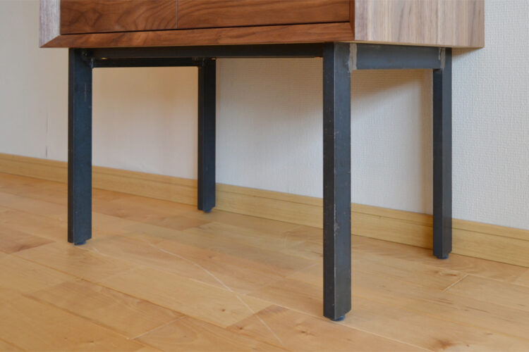 足元はモダンなアイアン素材