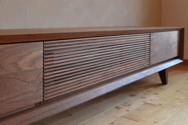 モダンな印象のスリットデザイン扉