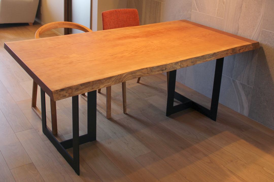 アイアンレッグの2枚矧ぎブラックチェリー材テーブル
