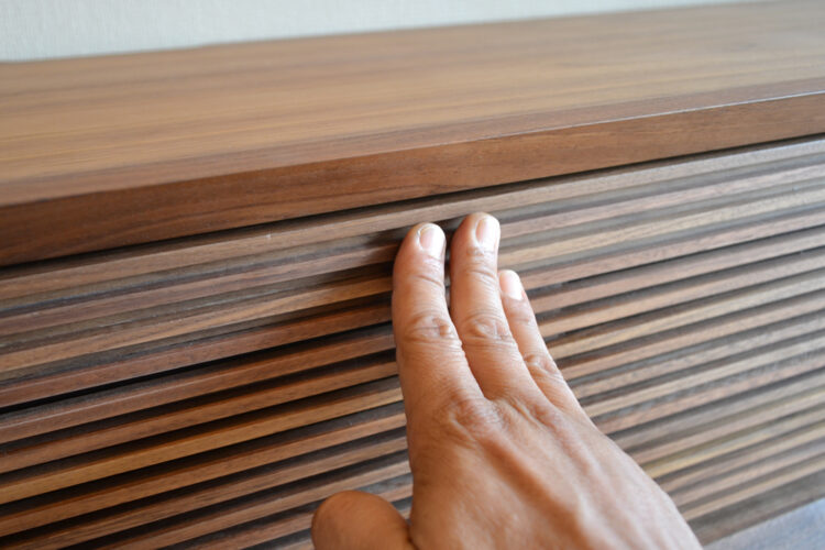 取手のないシンプルなデザイン