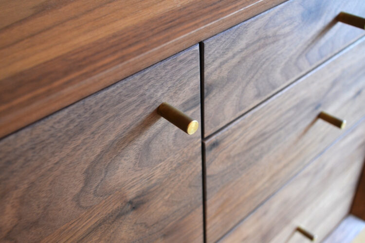 アクセントになる真鍮取手