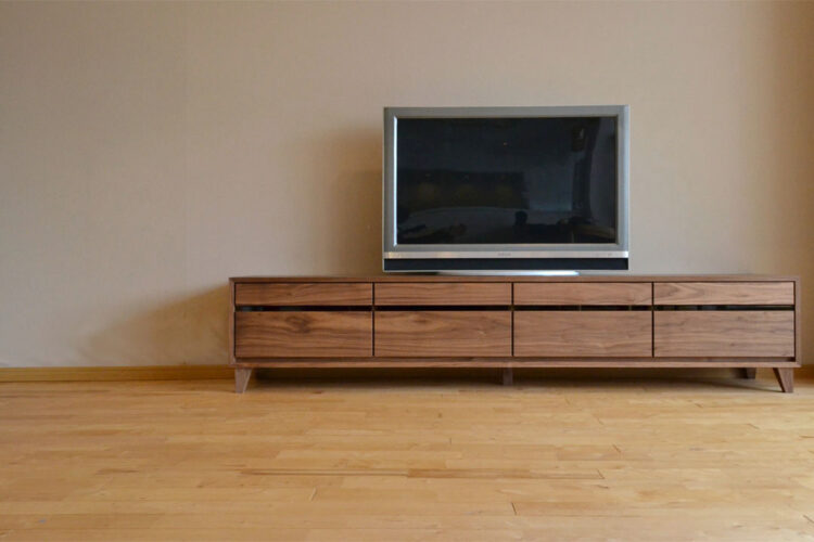 無垢材をふんだんに使用したテレビボード