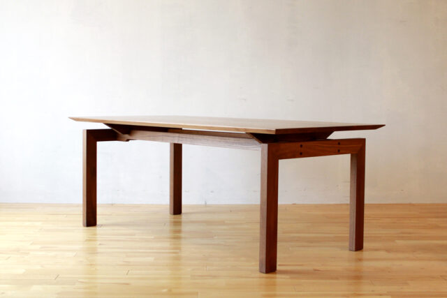 洗練されたダイニングテーブル