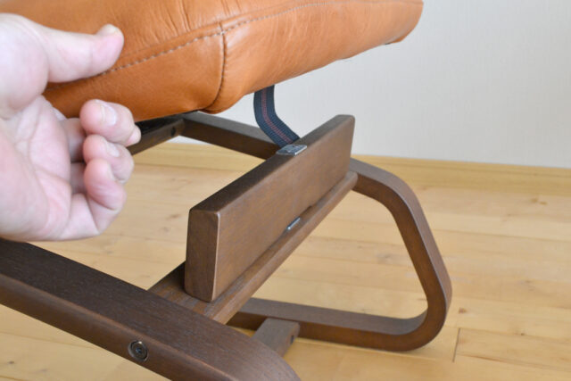 座面は角度が変えられます