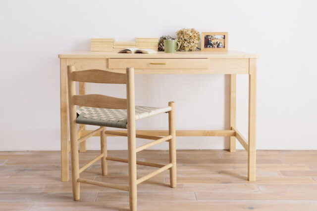 シンプルな無垢材のデスク