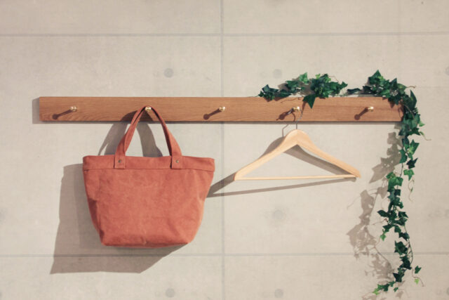 無垢材の素材感を生かしたペグボード