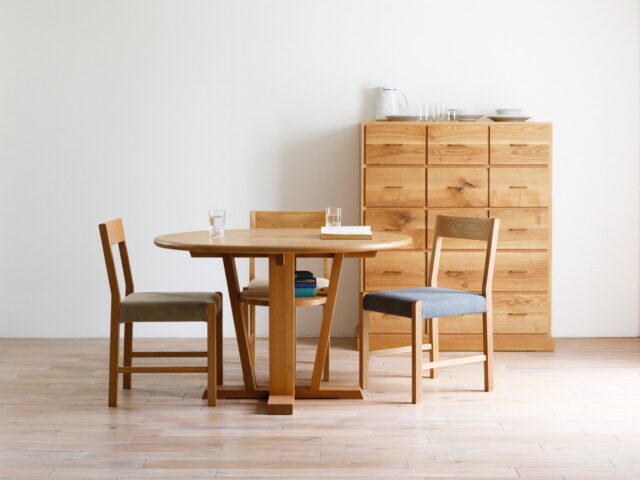 ユニークな構造の円形テーブル