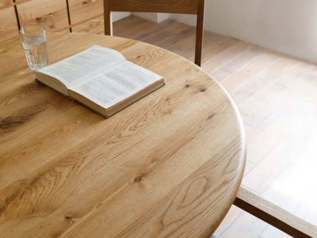 魅力的な節あり無垢材