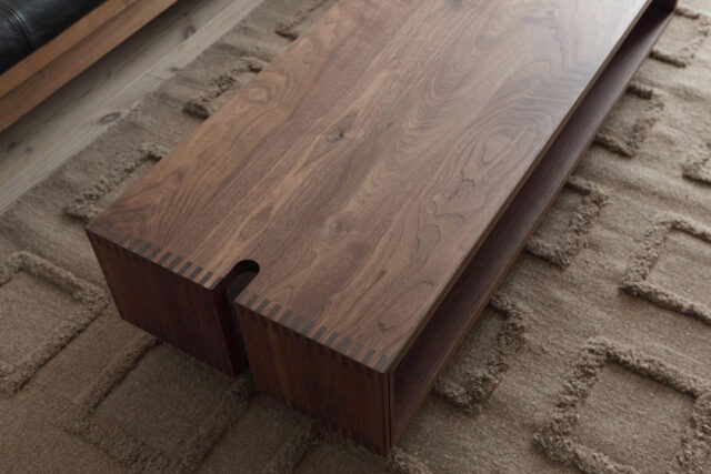 魅力的な節あり無垢材