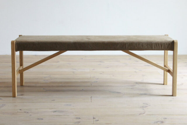 直線的な印象の椅子