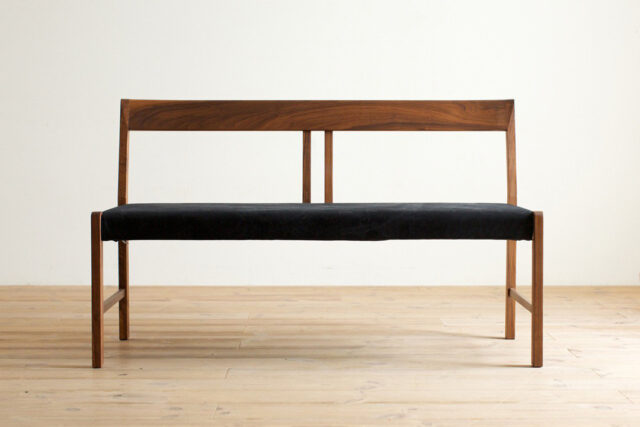 直線的な印象の椅子