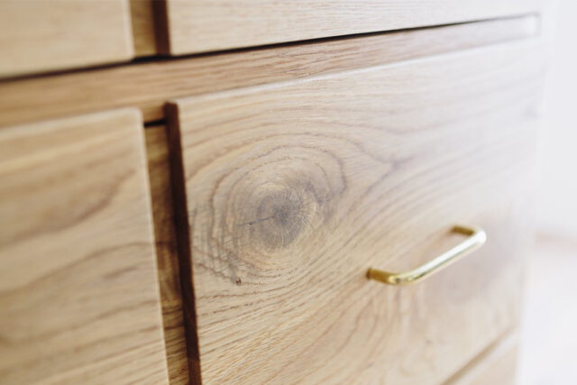 魅力的な節あり無垢材