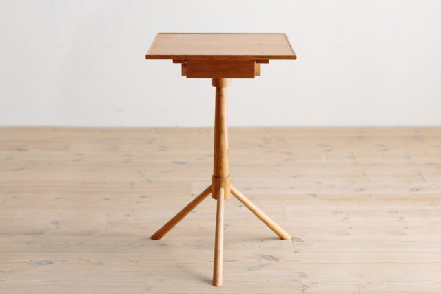 繊細なイメージの丸テーパーデザインの脚