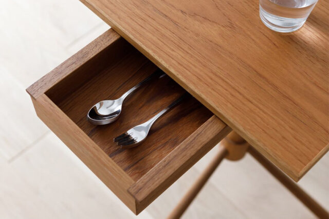 引出し部分も無垢材