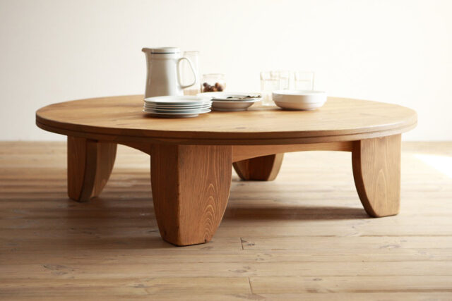 アンティーク風の加工をしたパイン材