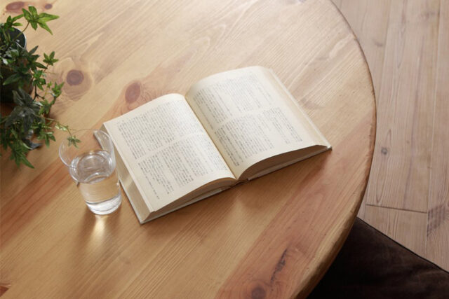 魅力的な節あり無垢材