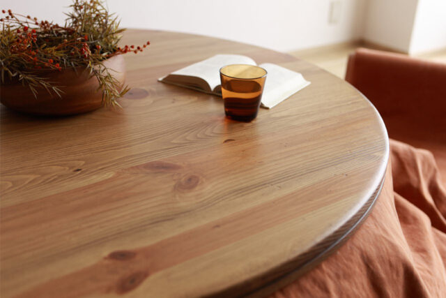 魅力的な節あり無垢材