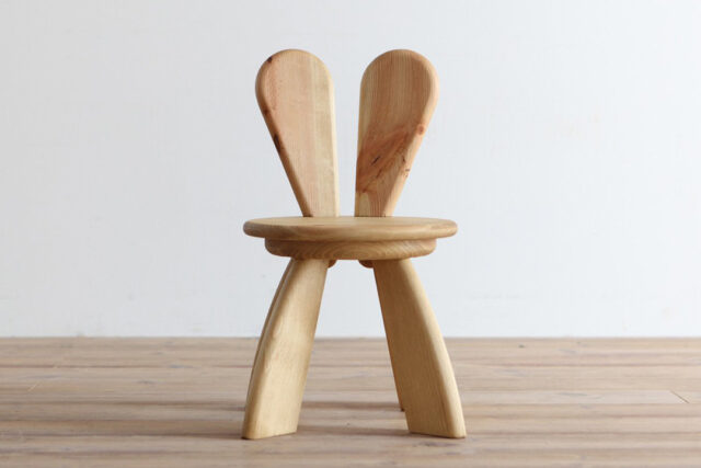 うさぎの耳のような背もたれ