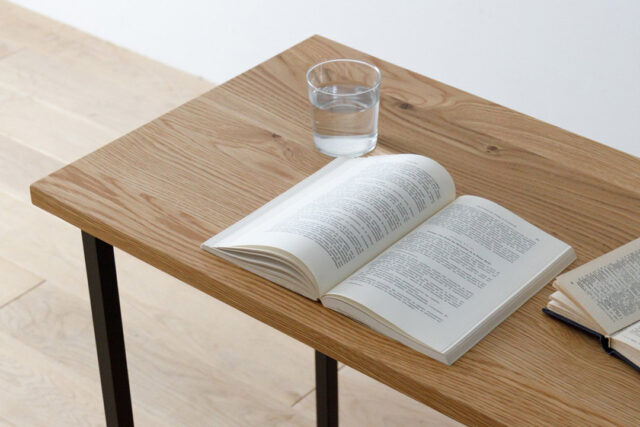 魅力的な節あり無垢材