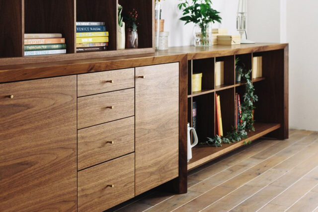 デスクにも使える便利なシェルフ