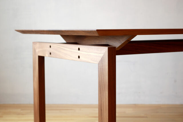 天板を浮かせたデザイン