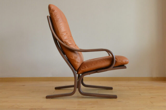 木のしなりを生かした座り心地