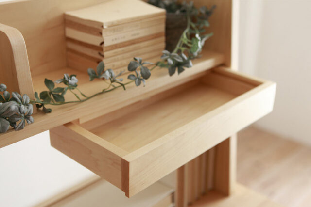 小引き出し付きです