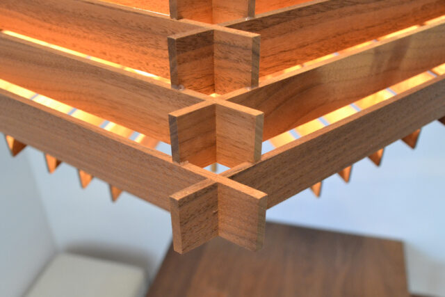 天然木の木目が浮かび上がる