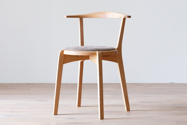 曲線が印象的なチェア