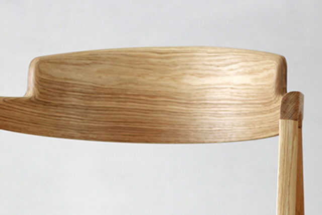 大きく曲げた曲木の笠木