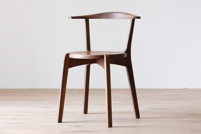 曲線が印象的なチェア