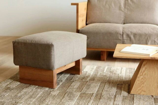 コンパクトなオットマン