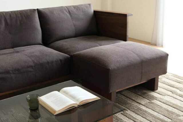 コンパクトなオットマン