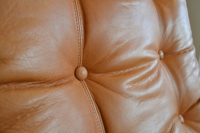 上質なオイルレザーを使い、熟練の職人が仕上げる