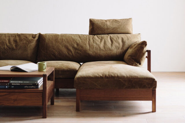 オットマンと組みあわせカウチソファに