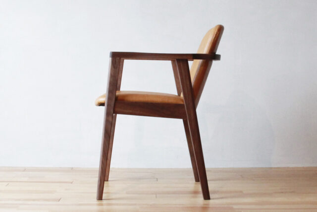 愛らしいフォルムのアームチェア