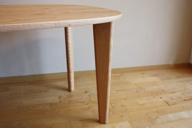 足元が広がるレッグデザイン