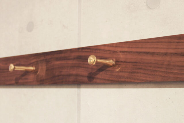 真鍮フックのアクセント