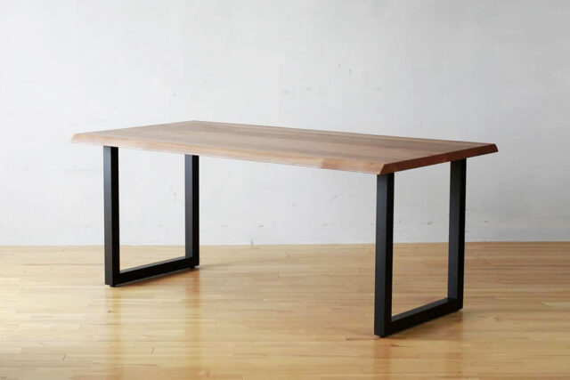 シンプルなスチールレッグデザイン