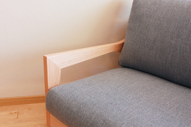 圧迫感を感じにくい細身のデザイン