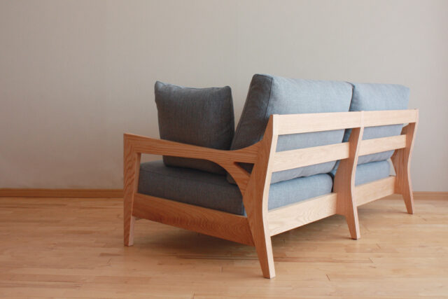 繊細で柔和なイメージのウッドフレームソファ