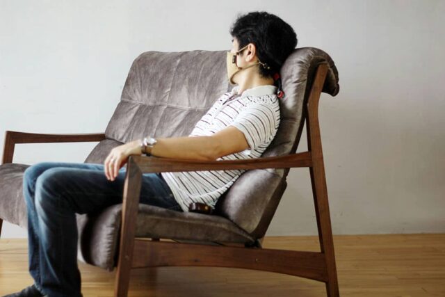 優しく包み込まれるハイバックソファ