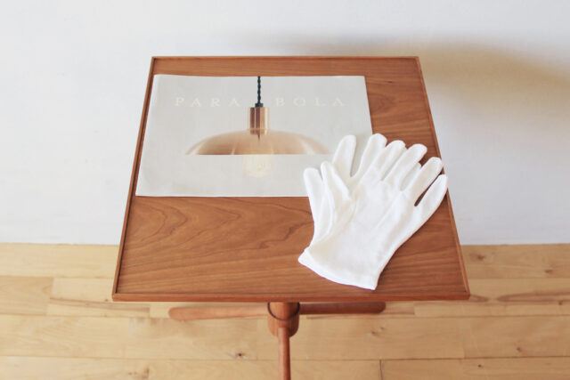 白手袋が付属します。