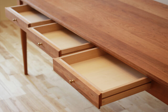 便利な小引き出し付き