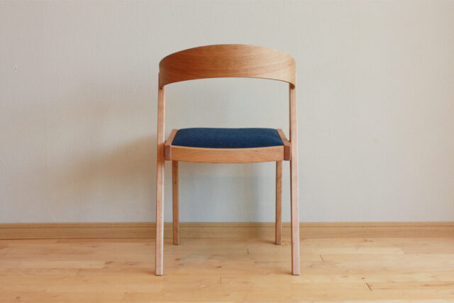 掛け心地の良いコンパクトチェア