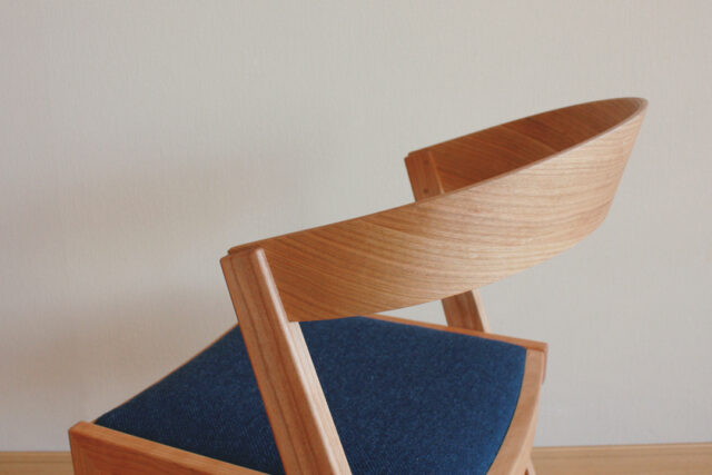 掛け心地の良いコンパクトチェア