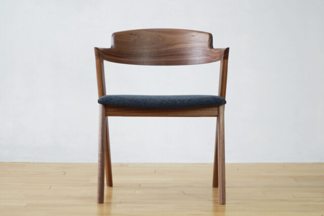 曲げ木の笠木が背中にフィット