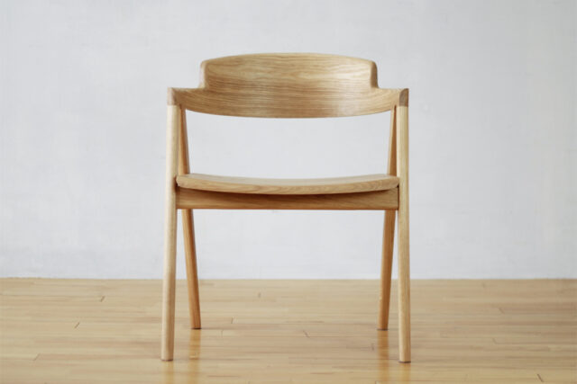 曲げ木の笠木が背中にフィット